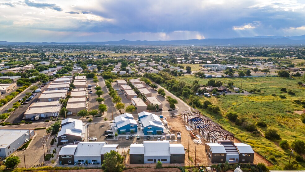 More Photos Of 1189 Parkway Dr, Santa Fe Showroom For Sale
