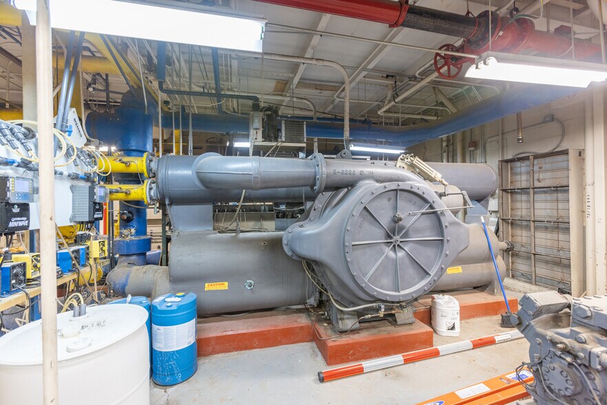 More Photos Of 301 Cypress St, Abilene Office For Sale