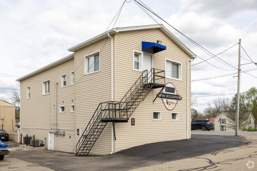 More Photos Of 901 Walnut St, Rossville Flex For Lease