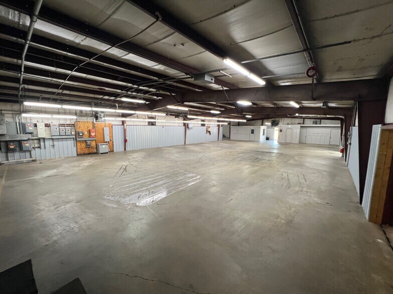 More Photos Of 585 Old Georgia Rd, Moore Warehouse For Lease