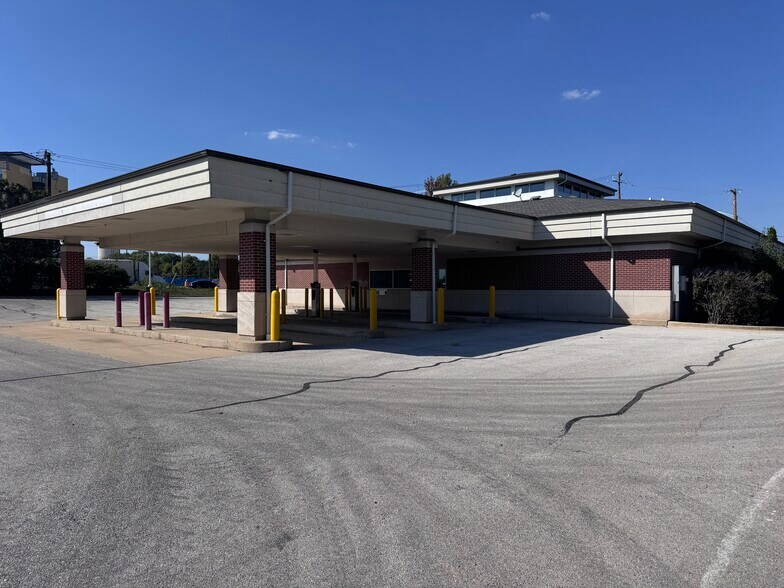 More Photos Of 2505 N Farnsworth Ave, Aurora Bank For Lease