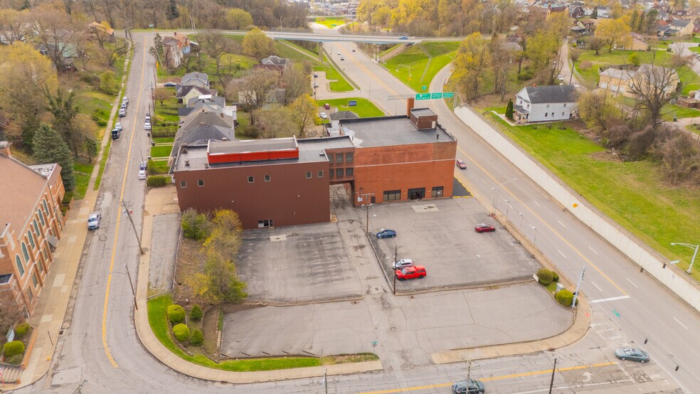 More Photos Of 1439 Sunset Blvd, Steubenville Flex For Sale