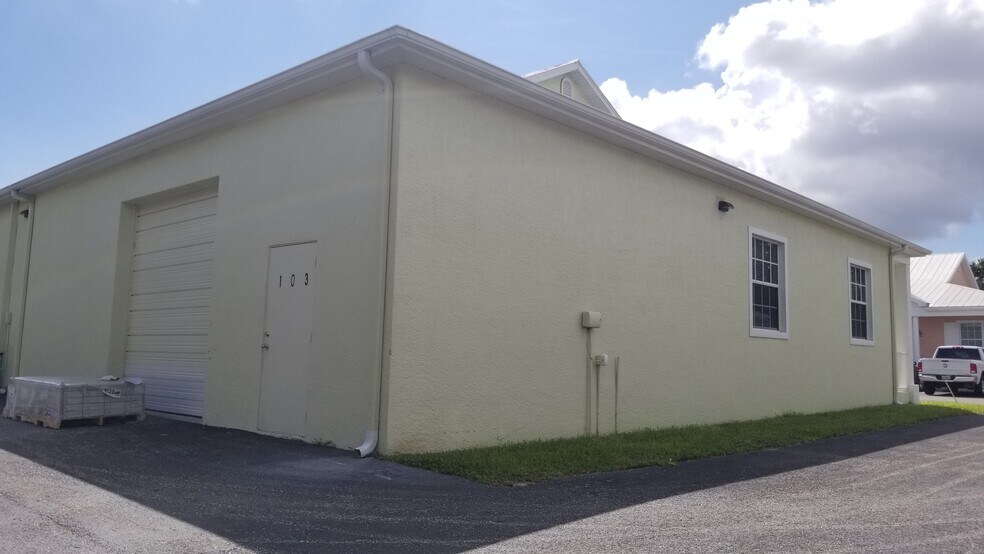 More Photos Of 5471 Lee St, Lehigh Acres Showroom For Lease