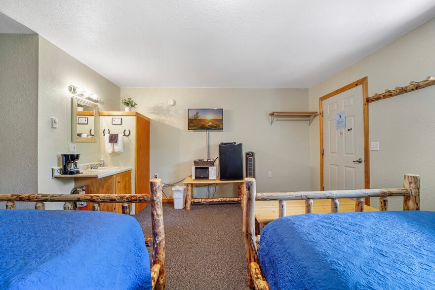More Photos Of 418 W Spruce St, Mackay Hotel For Sale