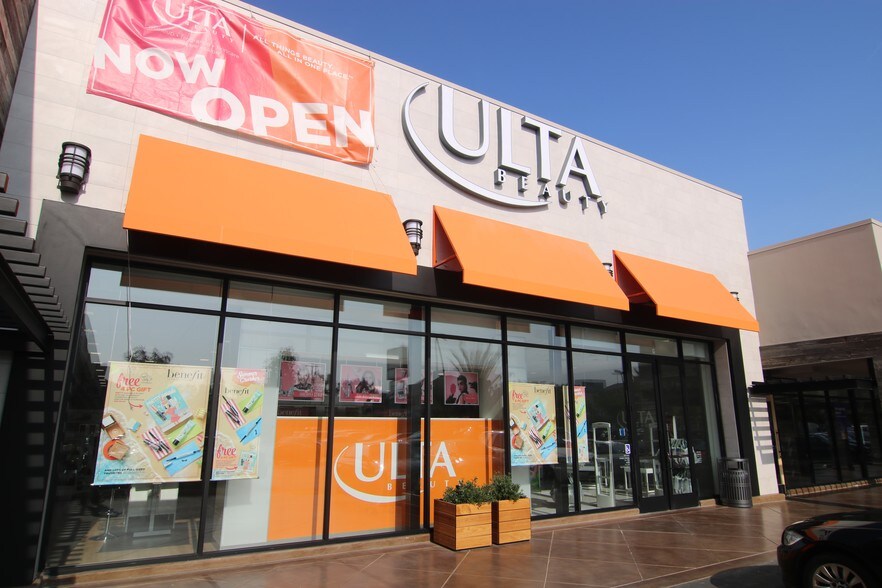 More Photos Of 4550-4578 Van Nuys Blvd, Sherman Oaks General Retail For Lease