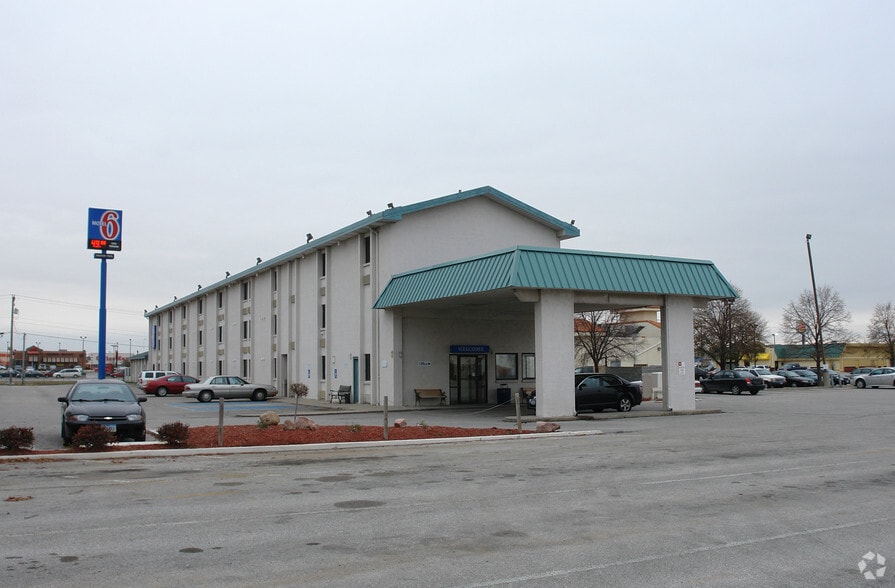 Primary Photo Of 3032 S Expressway St, Council Bluffs Hotel For Sale