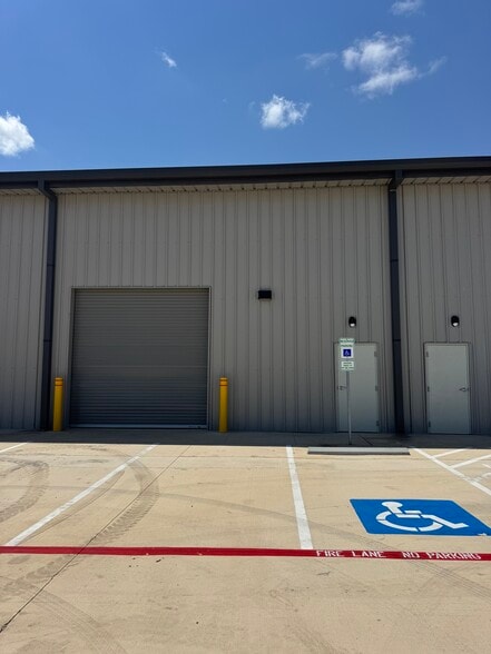 More Photos Of 5865 Houston St, San Antonio Distribution For Lease