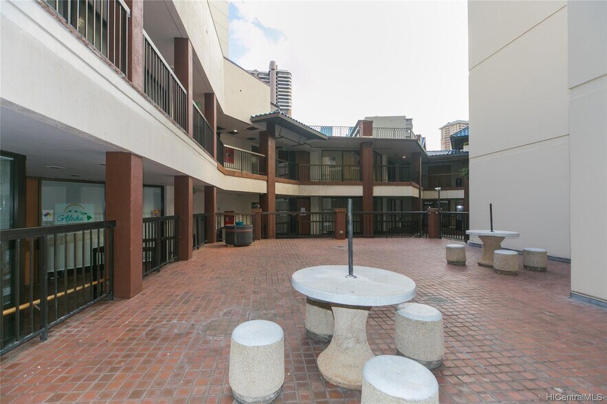 More Photos Of 438-444 Hobron Ln, Honolulu Office For Sale