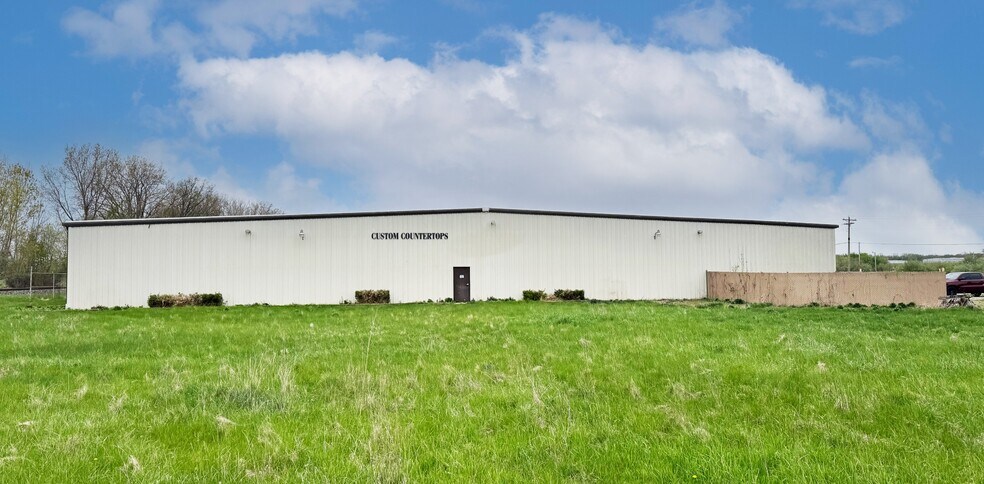 More Photos Of 2371 N Rainbow Dr, Warsaw Warehouse For Lease