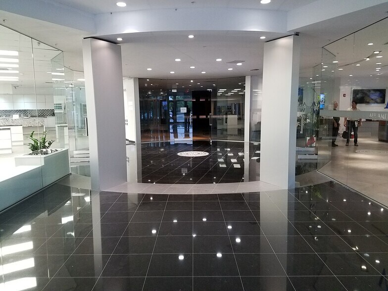 More Photos Of 6001 Powerline Rd, Fort Lauderdale Showroom For Lease