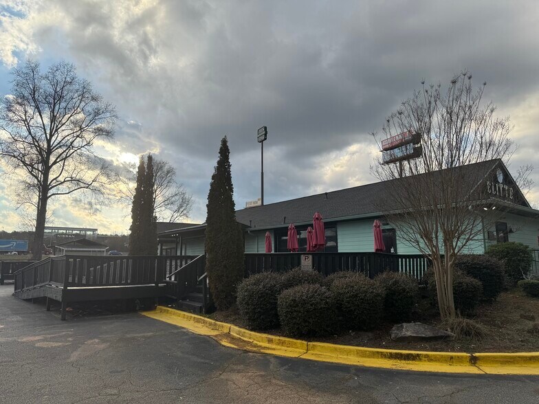 More Photos Of 715 Industrial Blvd, McDonough Bar For Lease