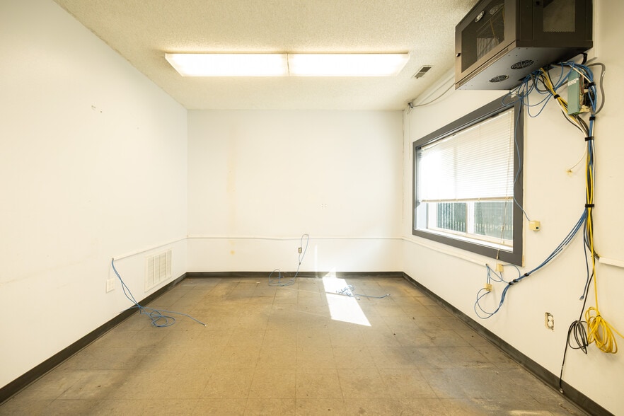 More Photos Of 5709 Barrett Rd, Ferndale Warehouse For Lease