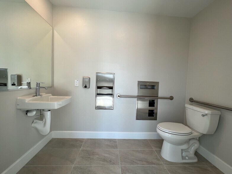 More Photos Of 3005 Cochran St, Simi Valley Specialty For Lease