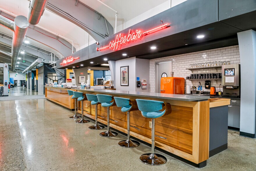 More Photos Of 400 W Maple Rd, Troy Office For Lease