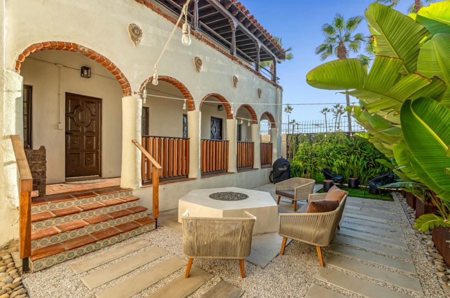 More Photos Of 1915 Ocean Front Walk, Venice Flex For Sale