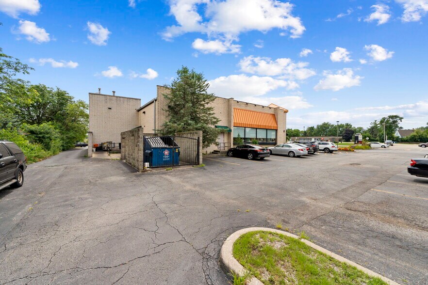 More Photos Of 980 W Lake St, Addison Restaurant For Sale