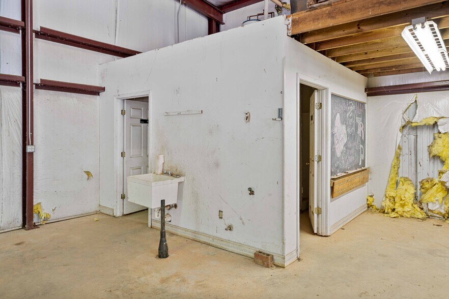 More Photos Of 533 Crest Dr, Easley Industrial For Sale