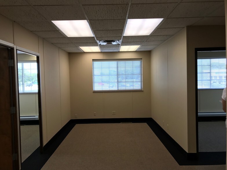 More Photos Of 2820 W Maple Rd, Troy Office For Sale