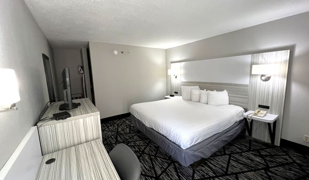 More Photos Of 2002 W War Memorial Dr, Peoria Hotel For Sale