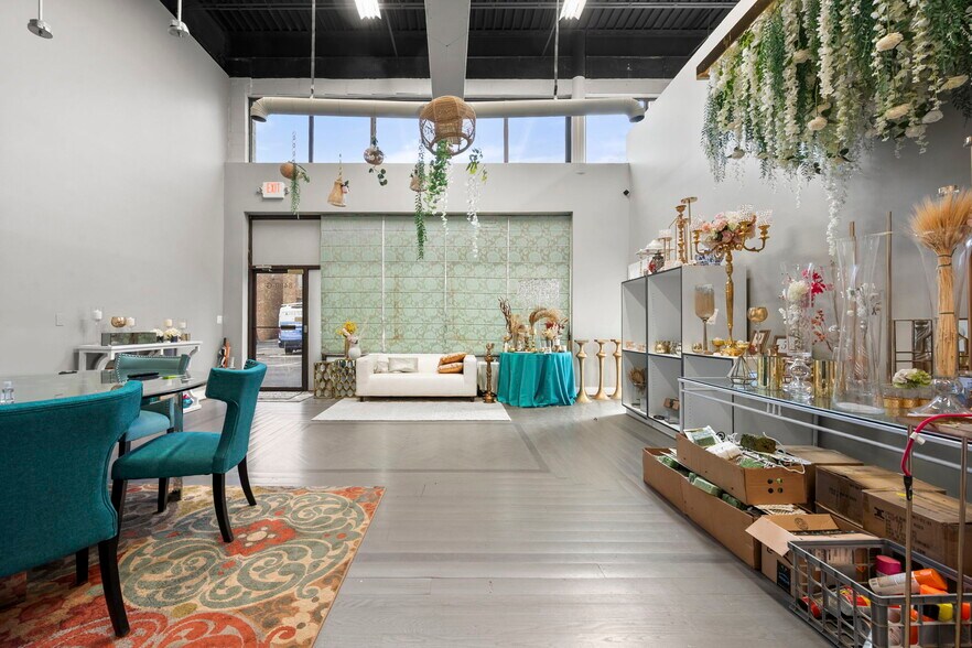 More Photos Of 8480-8486 Tyco Rd, Vienna Showroom For Lease