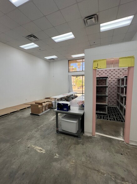 More Photos Of 530-550 S Vella Rd, Palm Springs Warehouse For Lease