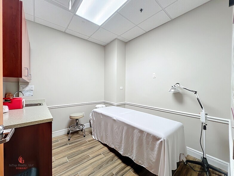 More Photos Of 1507 S Hiawassee Rd, Orlando Medical For Lease