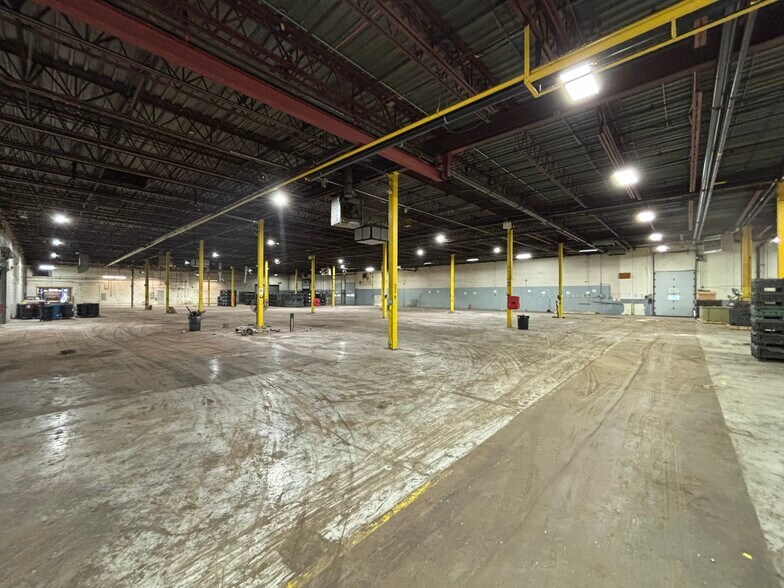 More Photos Of 650 Av Lee, Baie-d'Urfé Warehouse For Lease