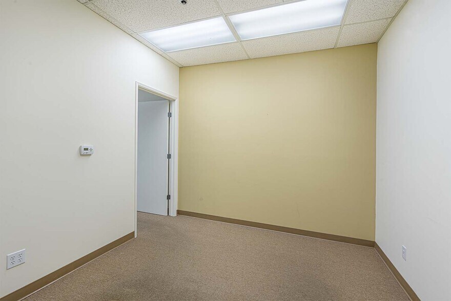 More Photos Of 8911 Lakewood Dr, Windsor Medical For Lease