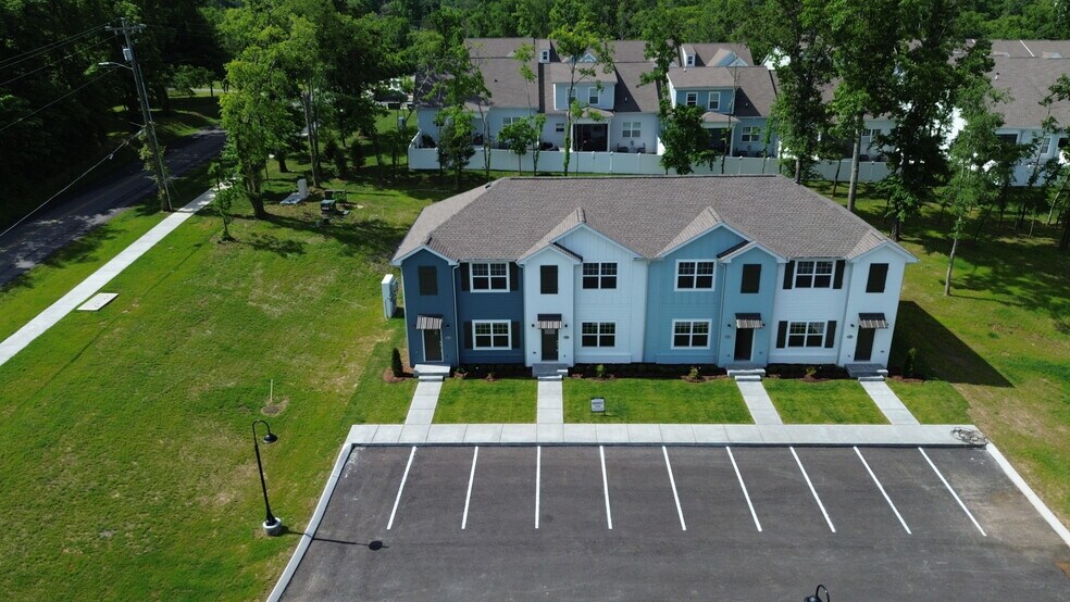 Primary Photo Of 1136 Lock 4 Rd, Gallatin Apartments For Sale