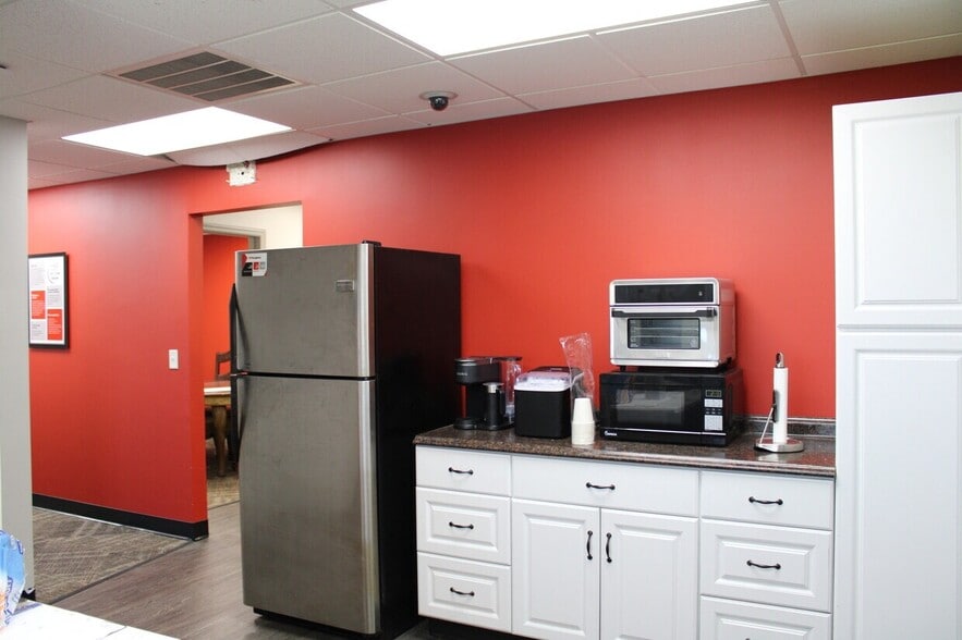 More Photos Of 399 Prairie Industrial Pky, Mulberry Warehouse For Lease