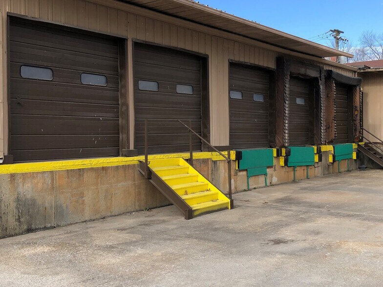 More Photos Of 721 E IL Highway 15, Mount Vernon Light Distribution For Lease