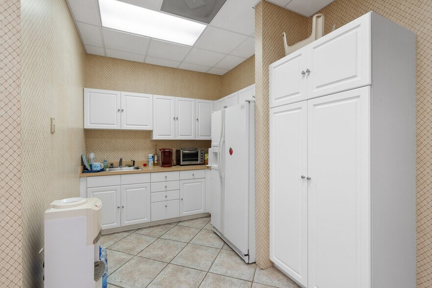 More Photos Of 20 Capital Dr, Hilton Head Island Showroom For Lease