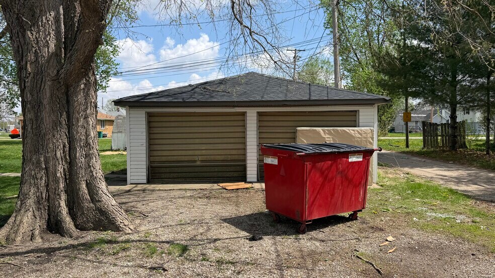 More Photos Of 103 N Division St, Pontiac Apartments For Sale
