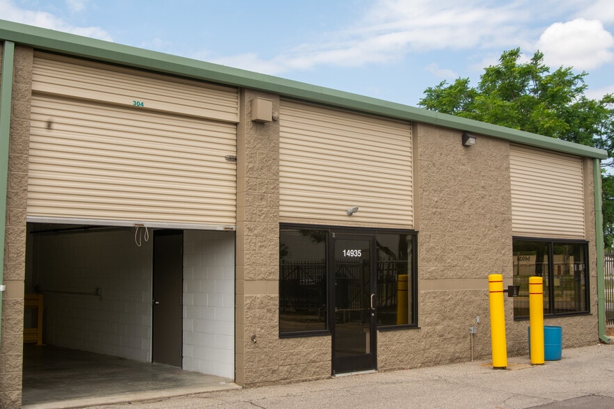 More Photos Of 14935 W 11 Mile Rd, Oak Park Self Storage For Lease