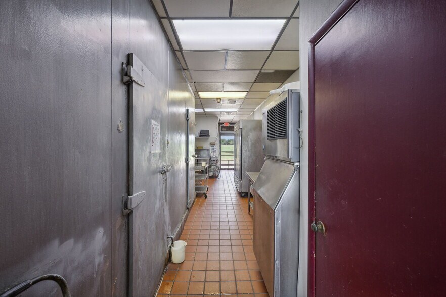 More Photos Of 525 Oates Rd, Garland Freestanding For Sale