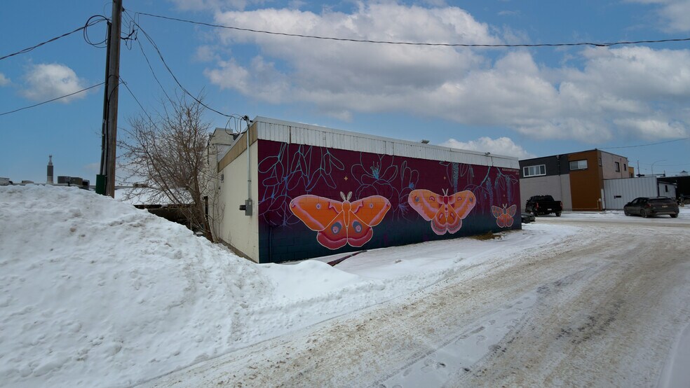 More Photos Of 5020 50 St, Sylvan Lake Storefront For Sale