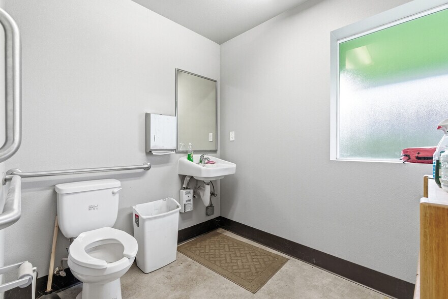 More Photos Of 2318 Pacific Ave, Forest Grove Office For Sale