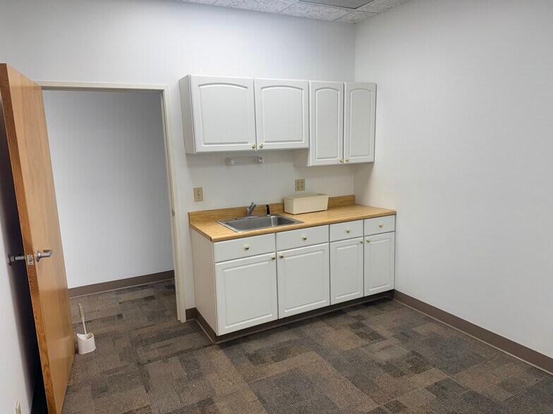 More Photos Of 615-619 Commerce Rd, Richmond Office For Lease