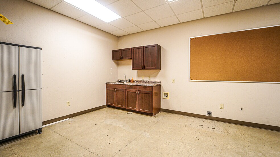 More Photos Of 5500 SW Moody St, Victoria Manufacturing For Sale