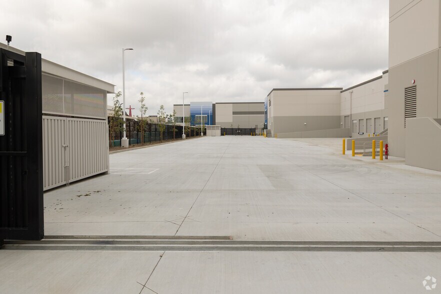 More Photos Of 752 N Poplar St, Orange Distribution For Lease