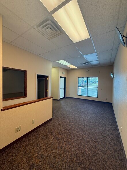 More Photos Of 1414 Hawk Pky, Montrose Freestanding For Lease