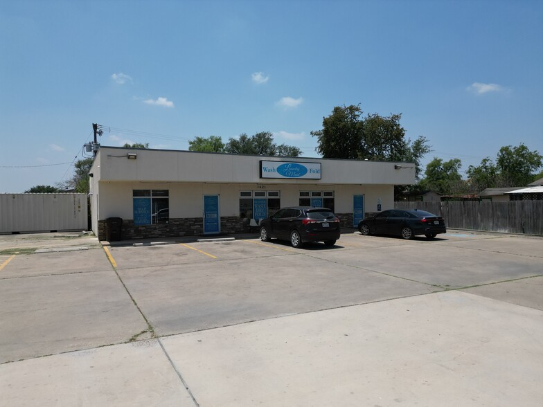 Primary Photo Of 1421 E King Ave, Kingsville General Retail For Sale