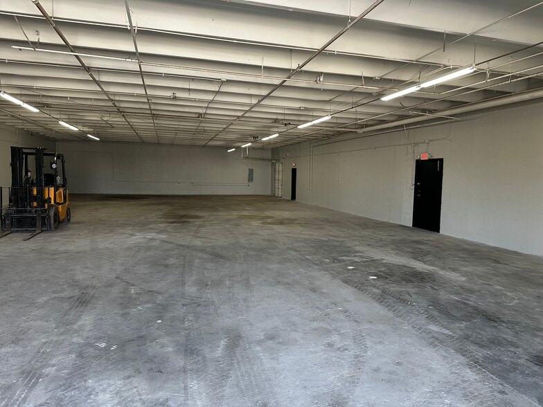 More Photos Of 2 Alva St, Greenville Warehouse For Lease