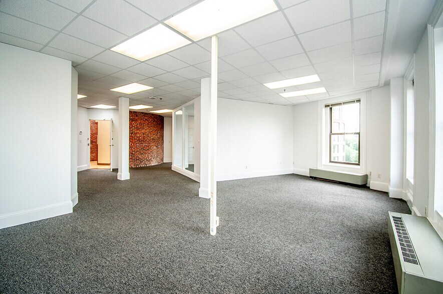More Photos Of 2 Park Plz, Boston Office For Lease