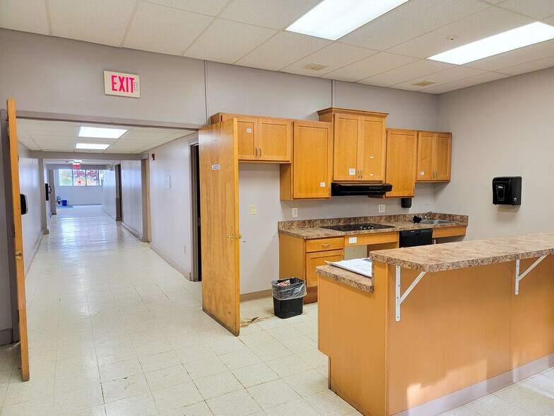 More Photos Of 50 Aldrin Rd, Plymouth Flex For Sale