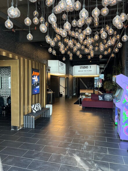 More Photos Of 5437 Satsuma Ave, North Hollywood Warehouse For Lease