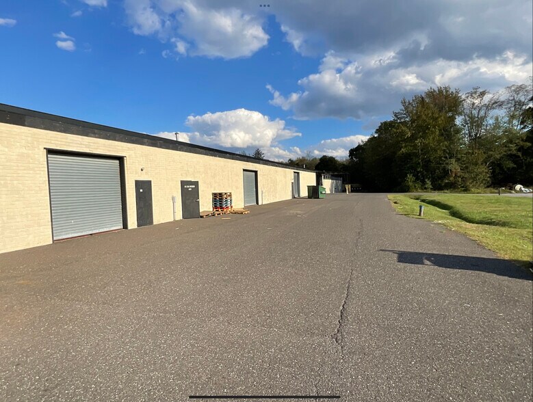 More Photos Of 100 Central Ave, Farmingdale Manufacturing For Lease