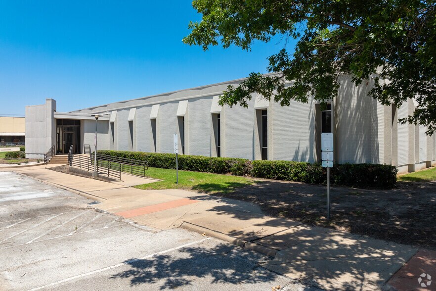 More Photos Of 502 Fountain Pky, Grand Prairie Warehouse For Lease