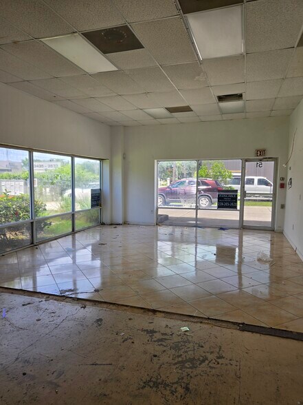 More Photos Of 3573 Enterprise Ave, Naples Warehouse For Lease