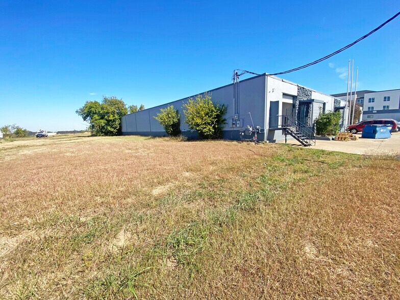 More Photos Of 2430-2434 January Ln, Grand Prairie Distribution For Sale